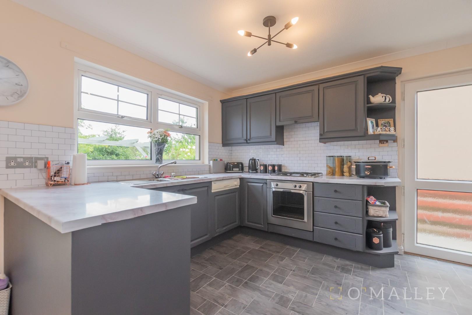12. Kitchen 1.jpg